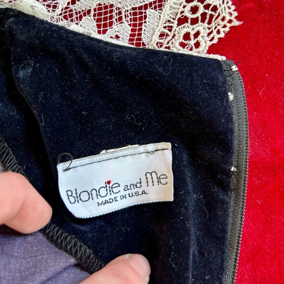 Vintage Wednesday Adams Goth Velvet Dress w Victorian Lace Collar & Puff Sleeves - Picture 13 of 14